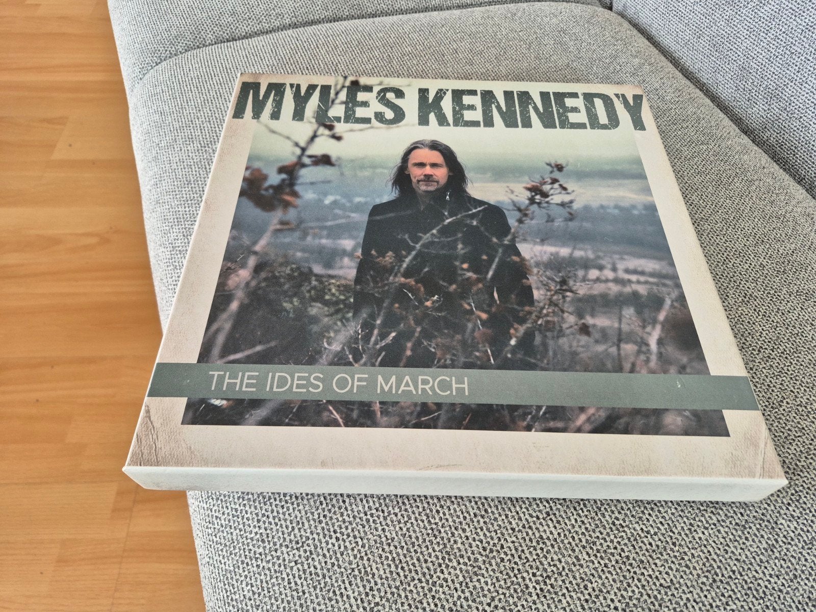 Myles Kennedy Dubbel LP Box + Single The Ides of March, Ophalen of Verzenden, Nieuw in verpakking, Overige formaten, Poprock
