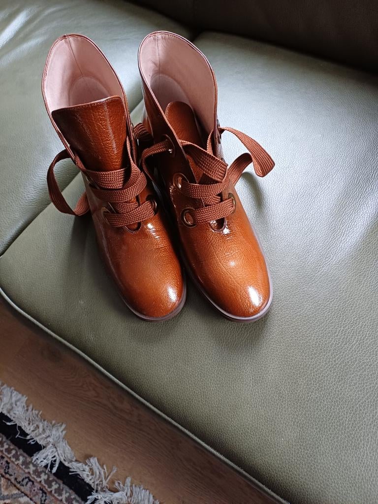 Twee glans bruine schoenen nieuw maat 40, Ophalen of Verzenden, Nieuw, Bruin, Schoenen met hoge hakken