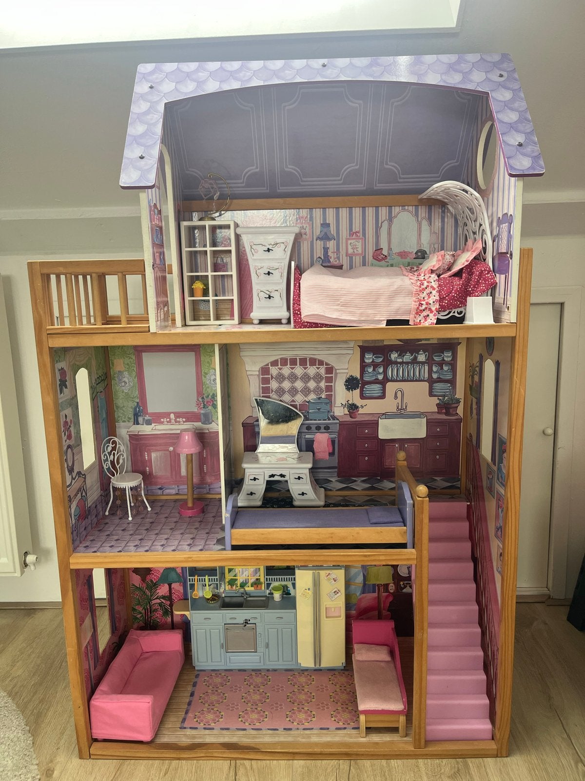 Groot en compleet poppenhuis/ barbiehuis met meubels, Kinderen en Baby's, Speelgoed | Poppenhuizen, Ophalen, Gebruikt, Poppenhuis