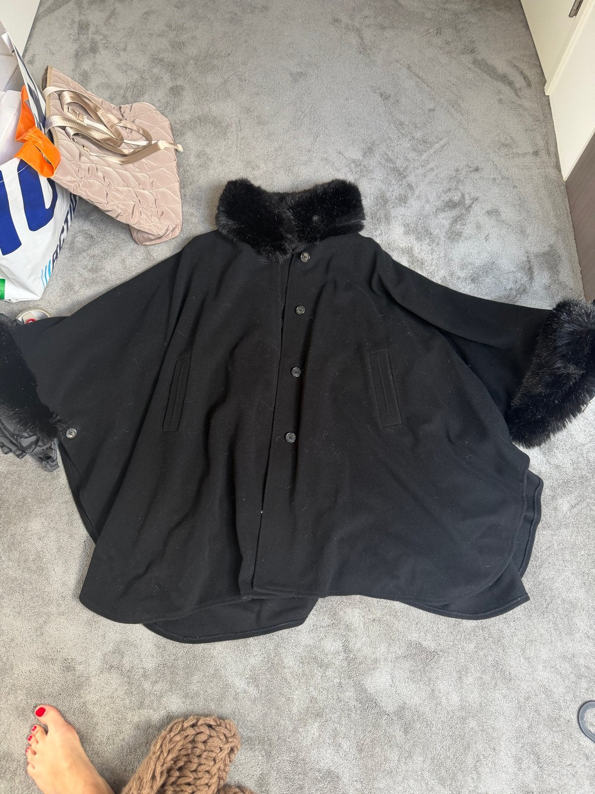 Damo Donna Zwarte Cape met Bontkraag - Wol & Kasjmier, Verzenden, Zo goed als nieuw, Maat 38/40 (M), Zwart