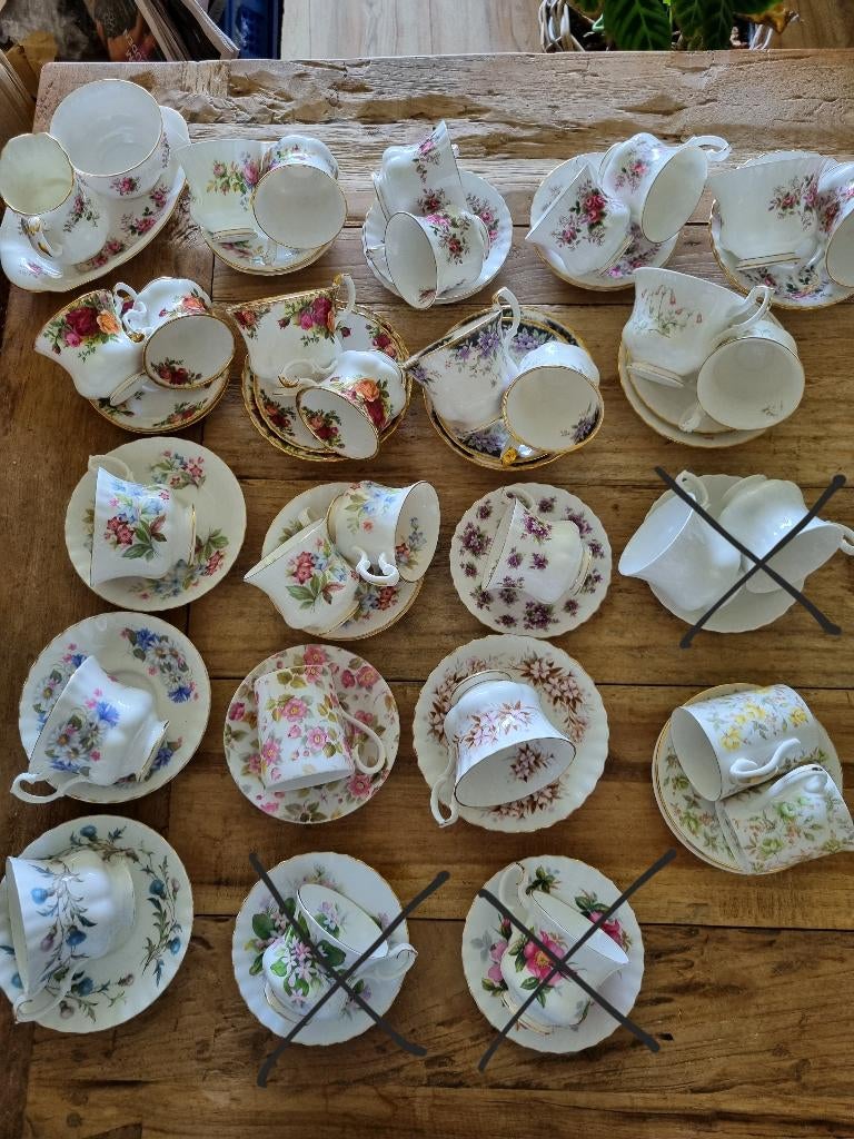 Royal Albert kopjes en schotels, Huis en Inrichting, Ophalen of Verzenden, Zo goed als nieuw, Overige stijlen, Kop(pen) en/of Schotel(s)