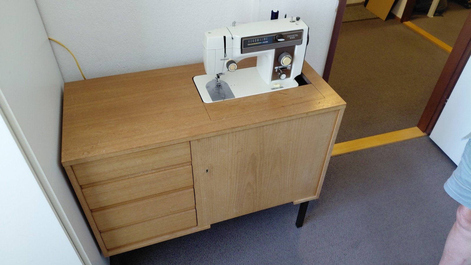 Toyota 555 naaimachine in vintage kast, Ophalen