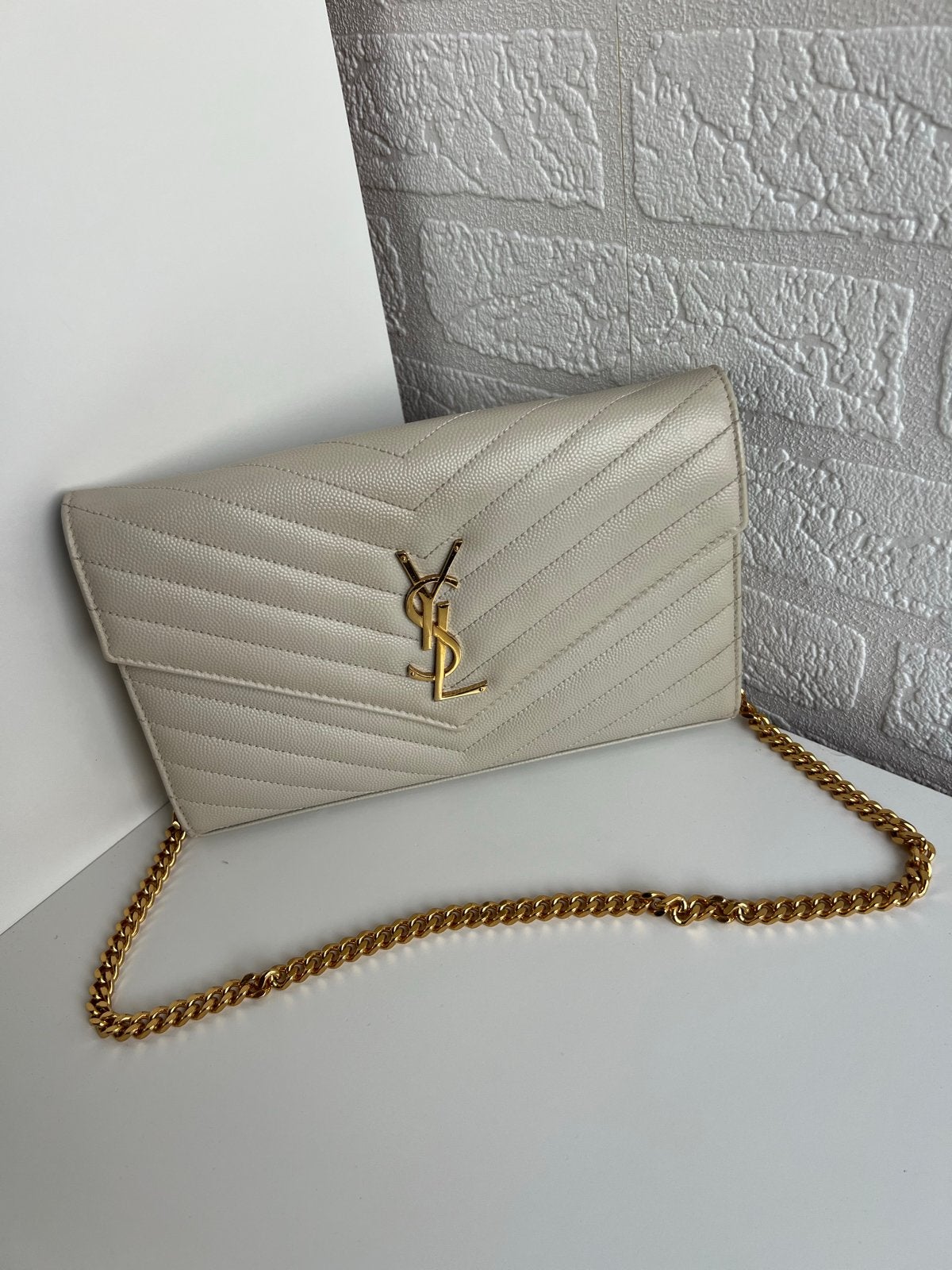 Stijlvolle YSL schoudertas in beige met gouden ketting, Ophalen of Verzenden, Zo goed als nieuw, Beige, Schoudertasje