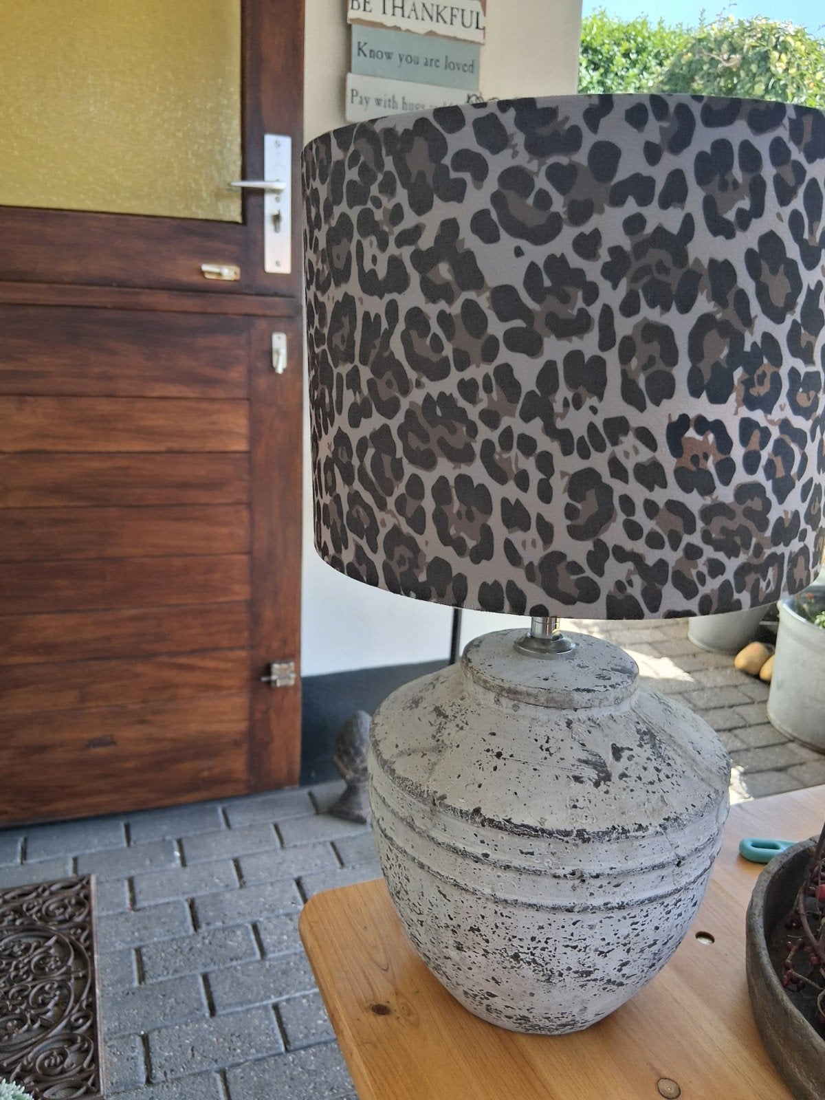 betonnen kruiklamp met panterprint kap, Huis en Inrichting, Lampen | Lampenkappen, Ophalen