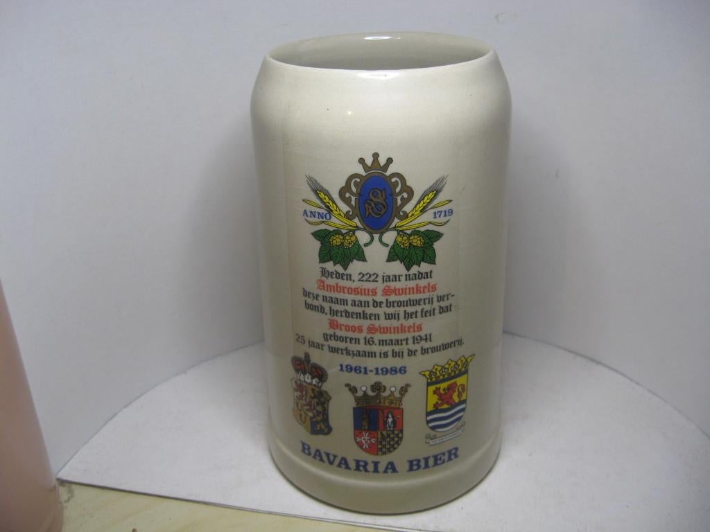 Bavaria 1L bierpul 1986 Broos Swinkels 25 jaar bij brouwerij, Ophalen of Verzenden, Zo goed als nieuw, Pul(len), Bavaria