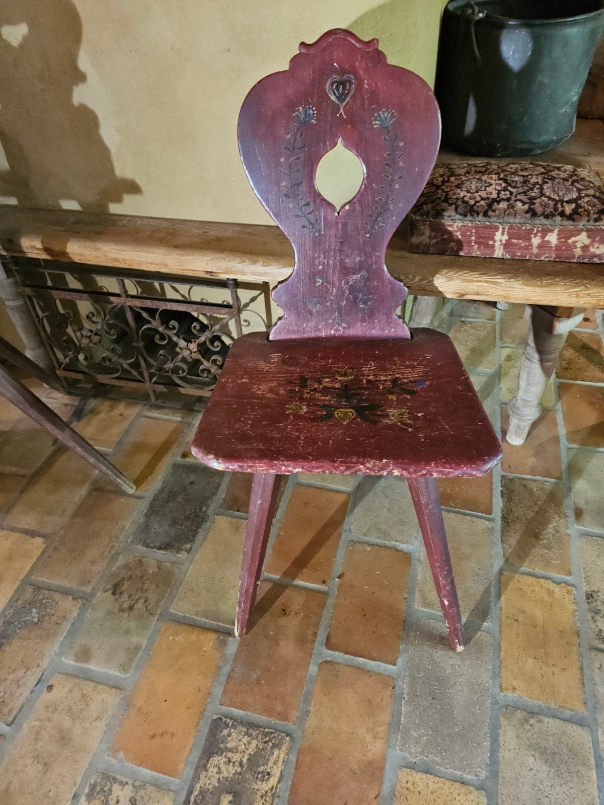 Antieke houten stoel met handgeschilderde decoratie, Ophalen
