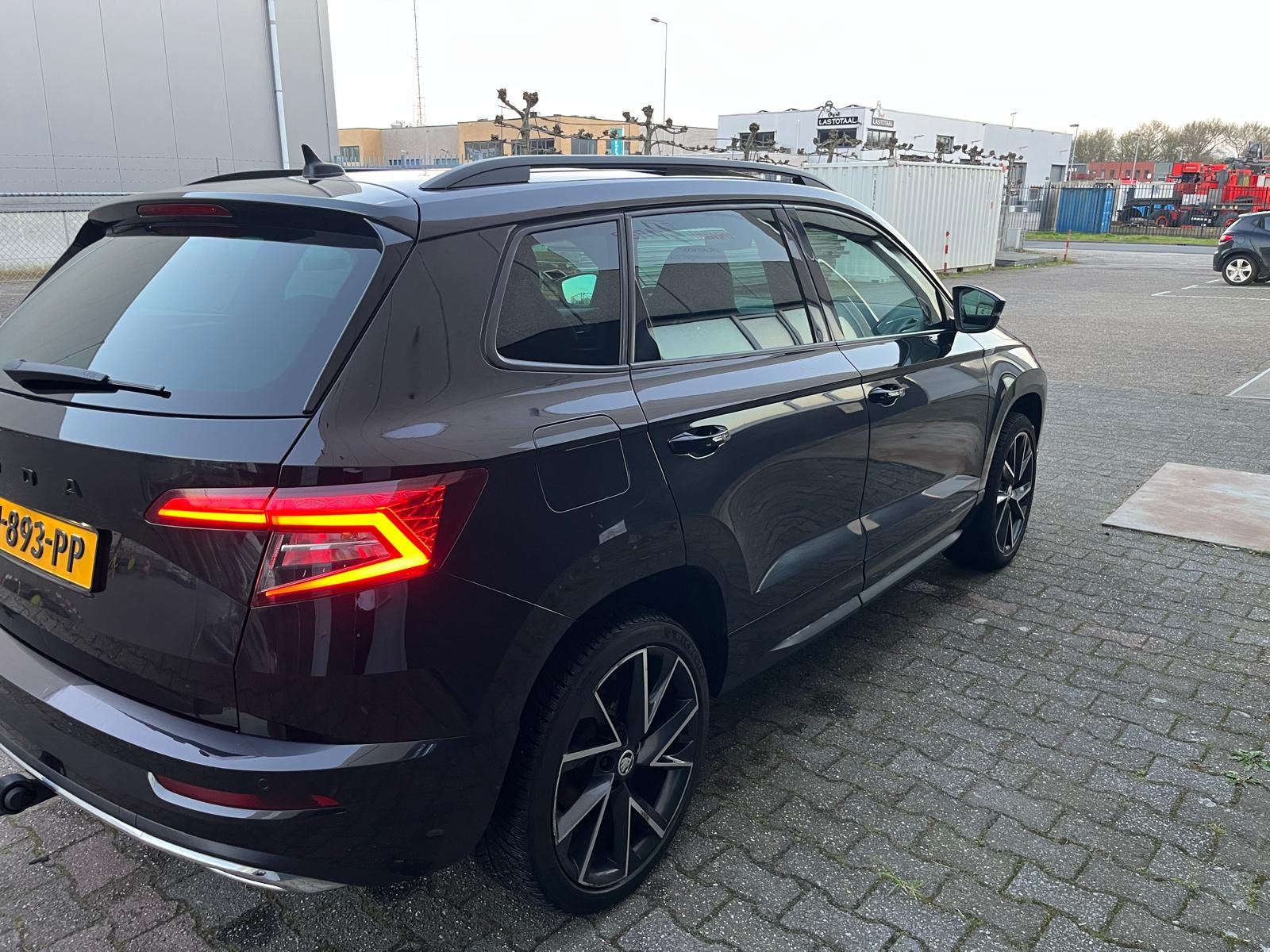 Skoda Karoq 1.5 TSI ACT Greentech 150pk Dsg-7 2020 Zwart., Auto's, 1498 cc, 4 cilinders, 150 pk, Sportstoelen