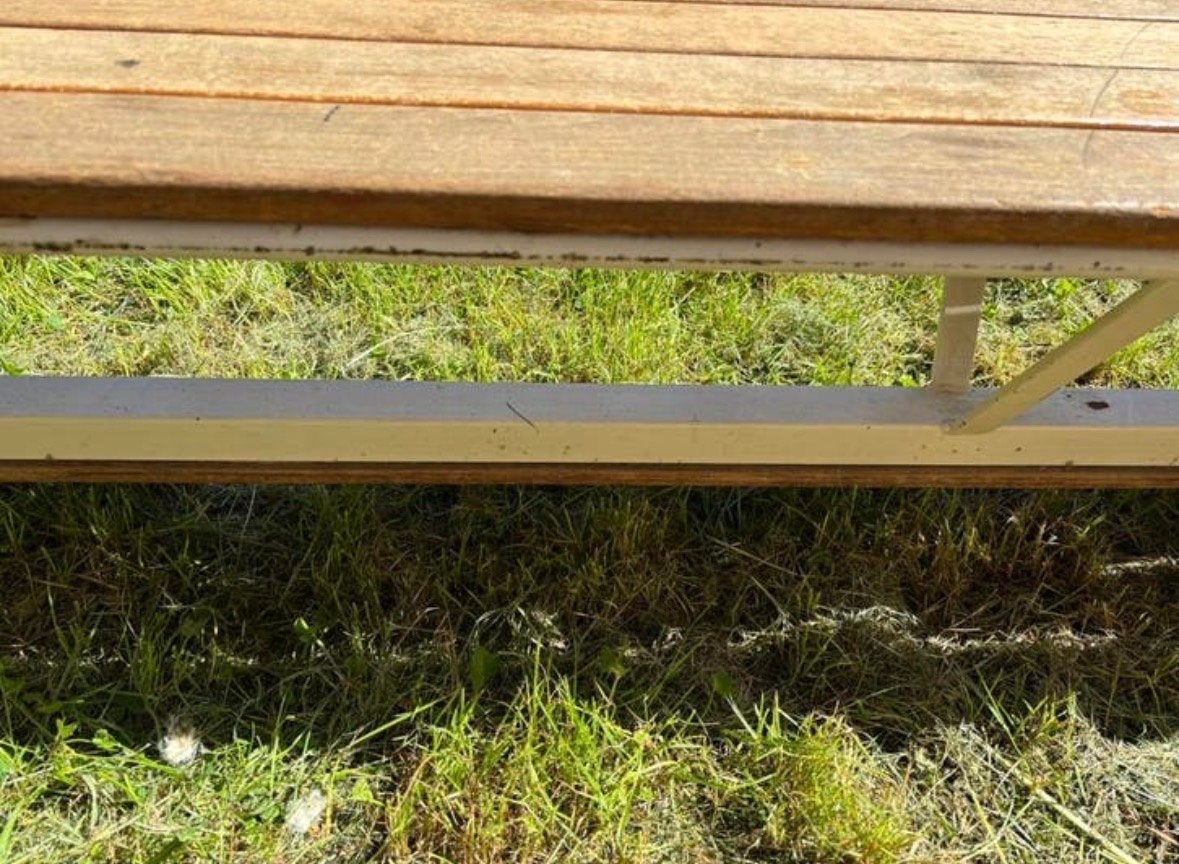 Twee lange houten banken met metalen onderstel, Ophalen, Gebruikt, Hout