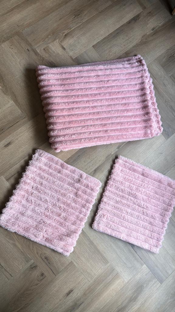 Roze plaid teddy rib met 2 kussenhoesjes, Ophalen of Verzenden, Zo goed als nieuw