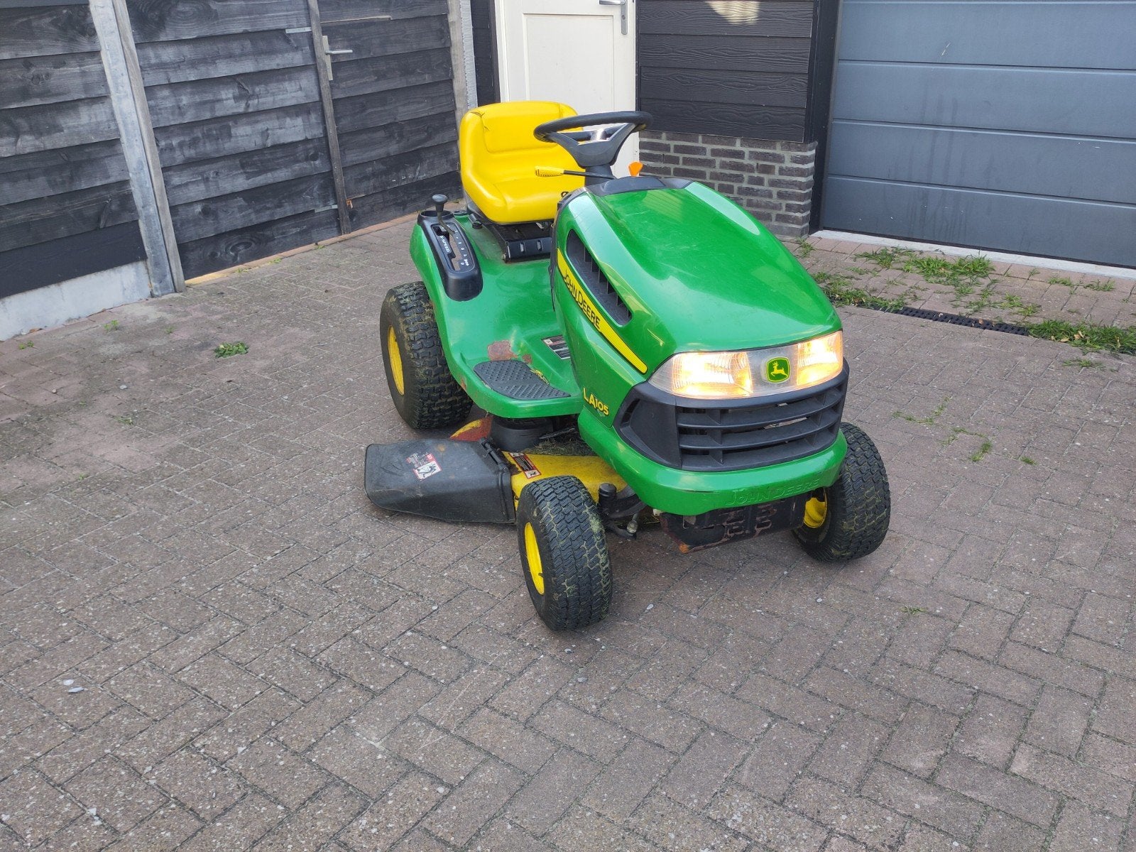 John Deere LA105 Zitmaaier met strooi- en veegwagen, Tuin en Terras, Zitmaaiers, Ophalen of Verzenden