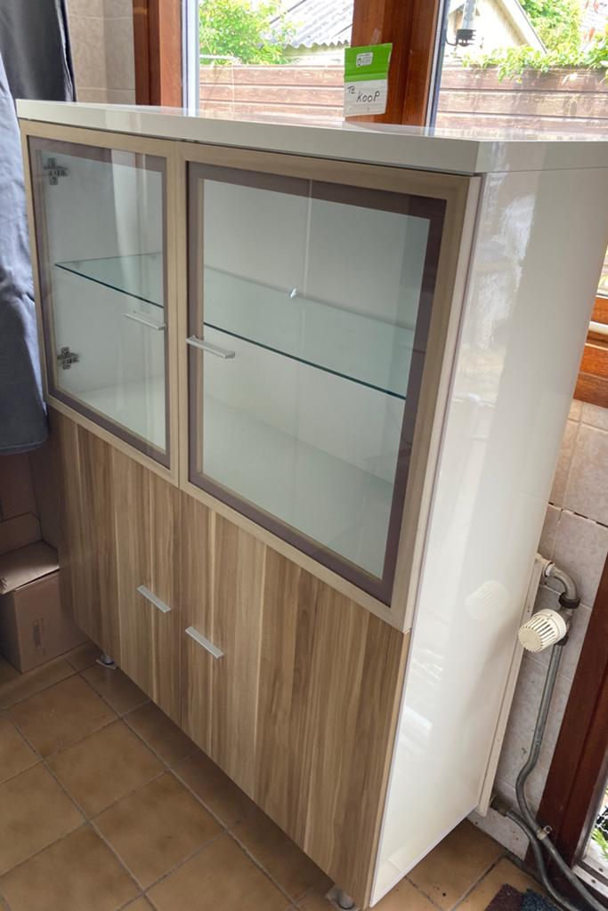 Vitrine/ opbergkast met 4 deurtjes, breedte 104 cm, Ophalen, 100 tot 150 cm, 25 tot 50 cm, Glas