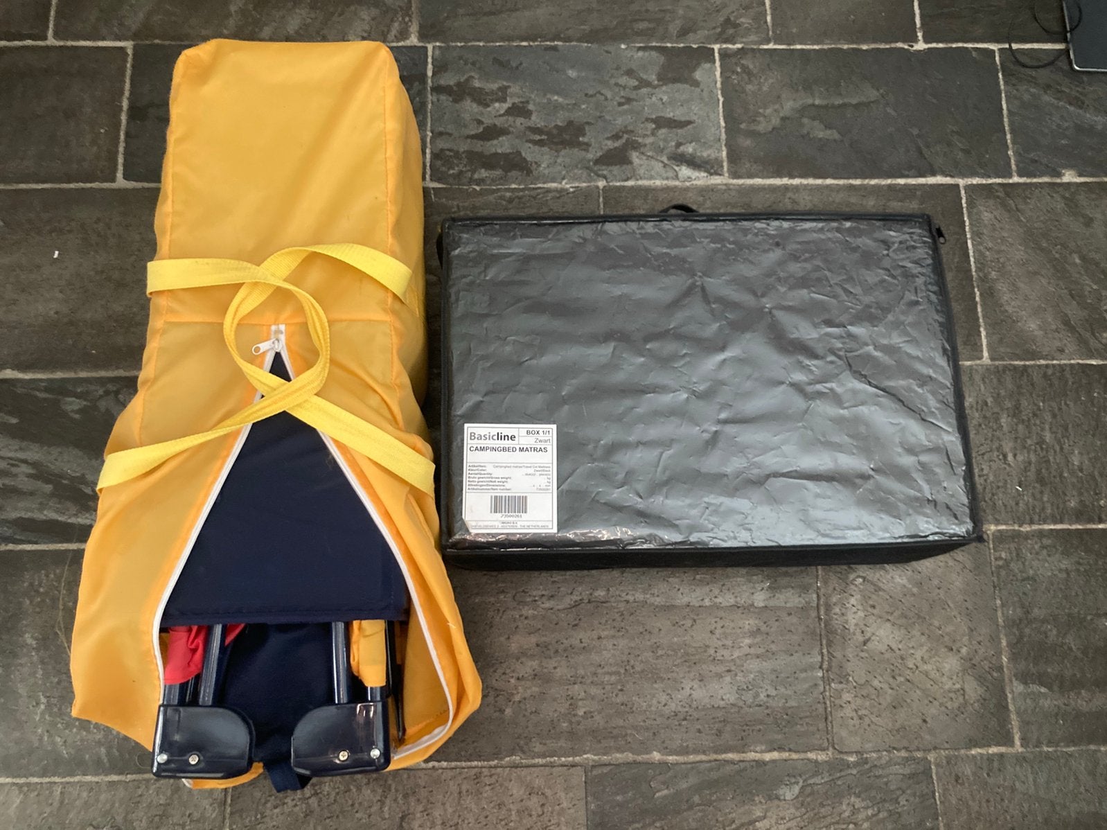 Mooi campingbed met extra matras, Ophalen, Zo goed als nieuw, Reisbedje