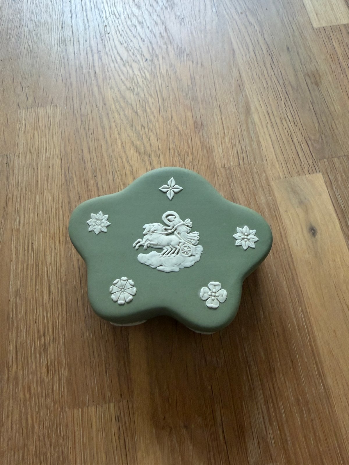 Vintage Wedgwood Jasperware Stervormig Doosje Groen, Antiek en Kunst, Ophalen of Verzenden