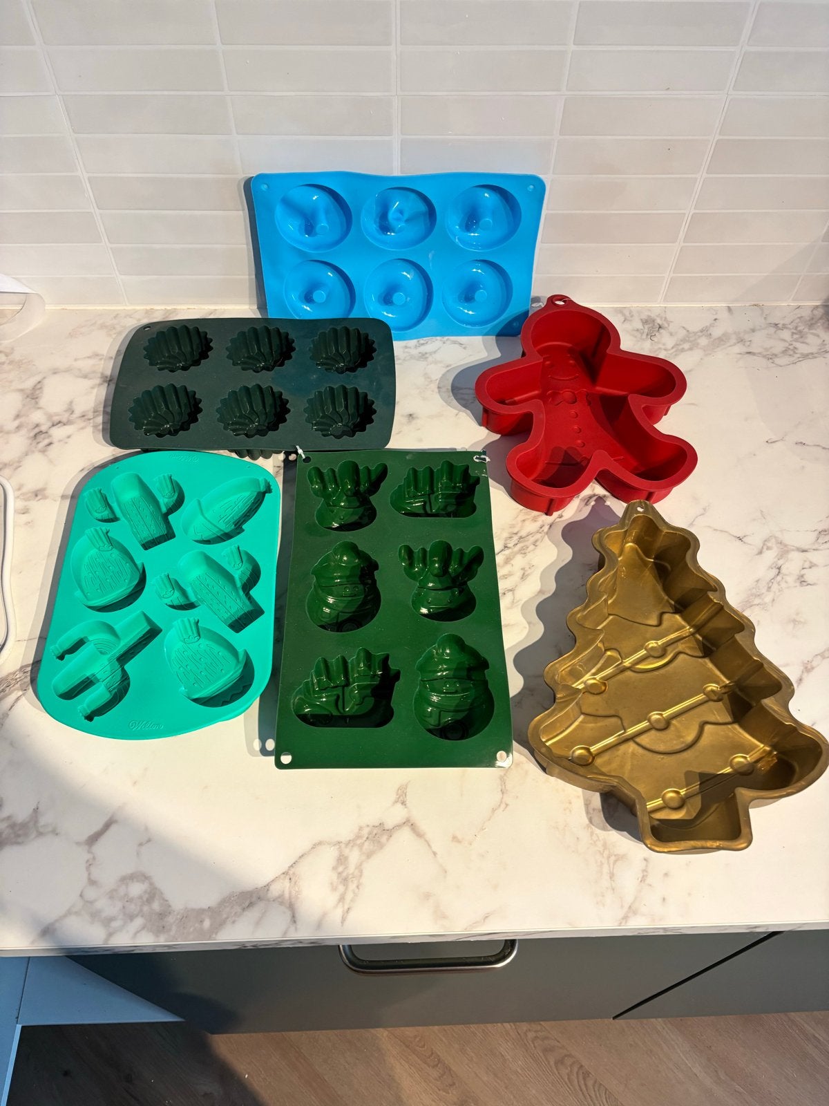 Diverse siliconen bakvormen - Kerst en donuts (nieuw), Ophalen of Verzenden, Meerkleurig, Overige merken, Rubber/elastomeren