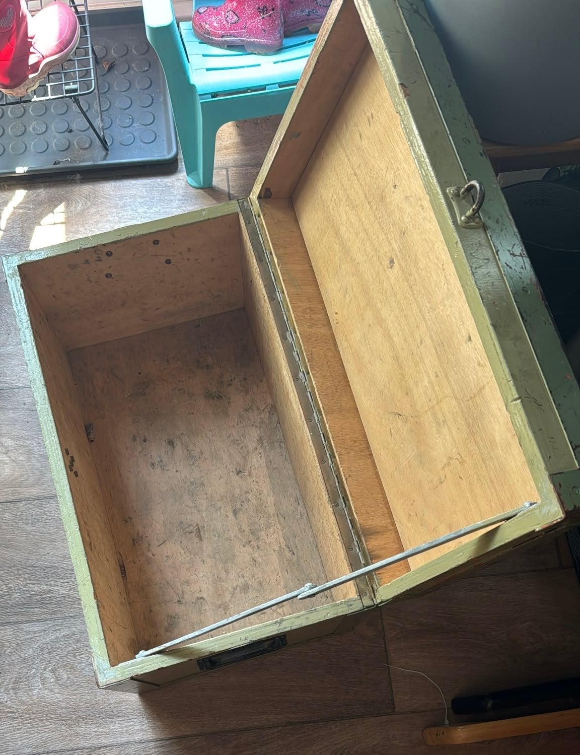 Karakteristieke houten kist met metalen accenten, Ophalen, Minder dan 50 cm, Gebruikt, 50 tot 100 cm