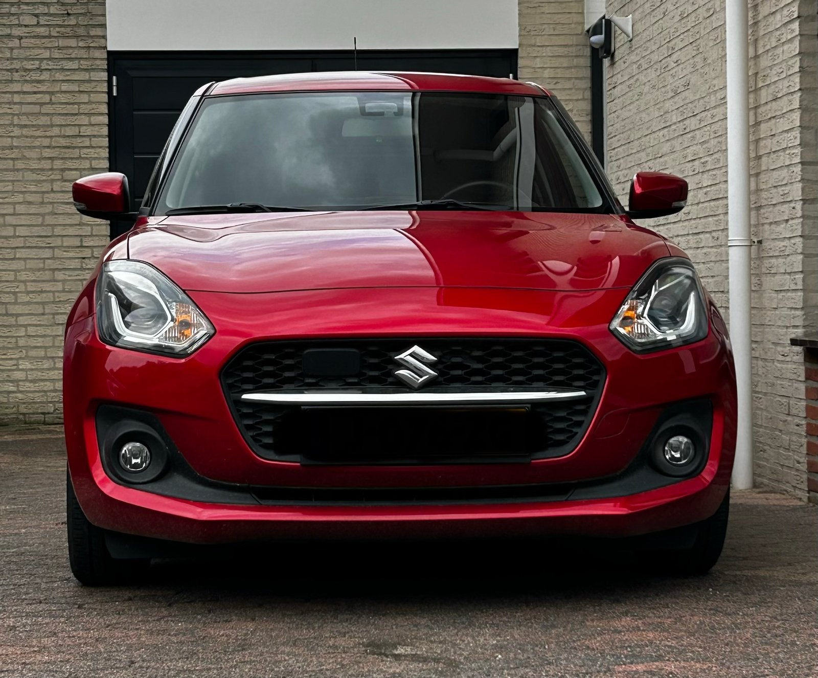 Zo goed als nieuwe Suzuki Swift 1,2 smart hybride Style, red, Auto's, Voorwielaandrijving, Stof, 4 cilinders, 400 kg