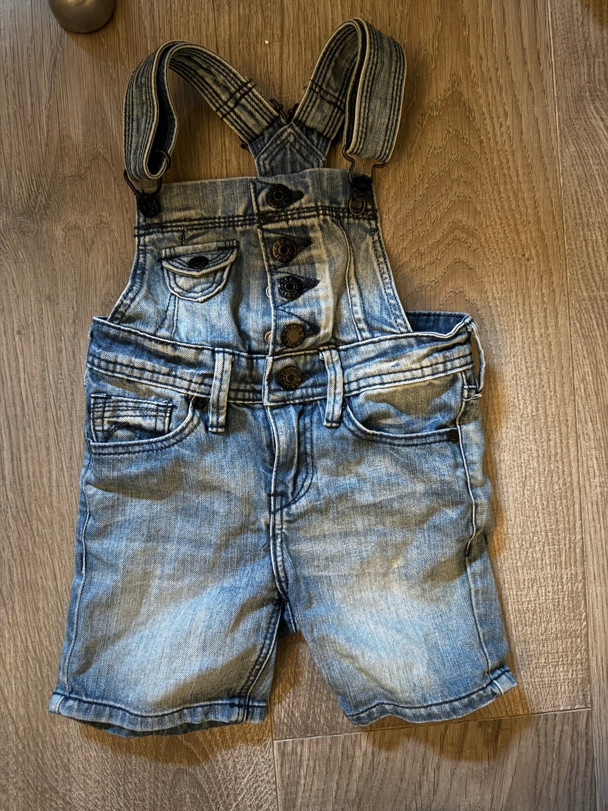 Schattige denim tuinbroek short voor baby's, Ophalen of Verzenden, Gebruikt, Jongetje of Meisje