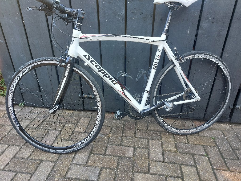 Scoppio sportfiets wit met recht stuur en 27 versnellingen, 28 inch, Zo goed als nieuw, Meer dan 20 versnellingen, Schijfrem