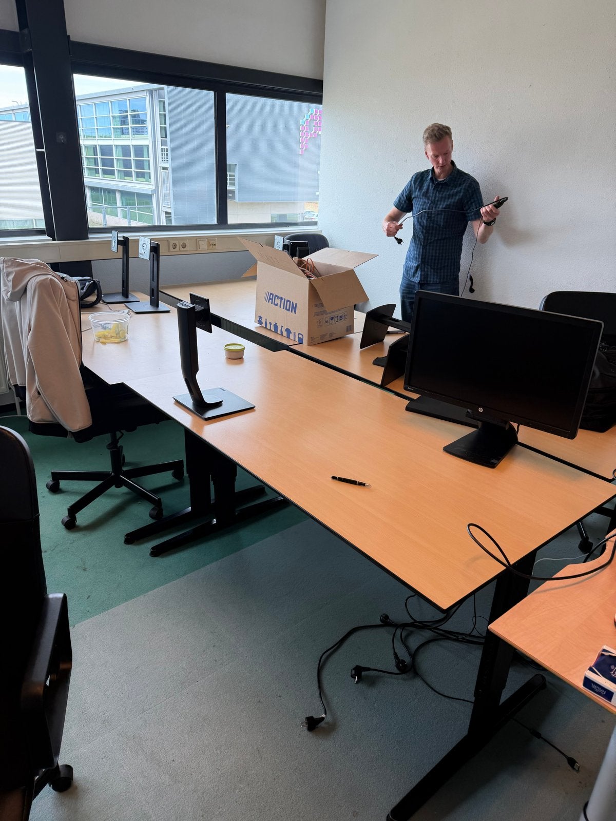 Gratis bureaus 40 stuks en bureau stoelen, Huis en Inrichting, Opbergruimte, Gebruikt, Spaanplaat of MDF, Hoekbureau