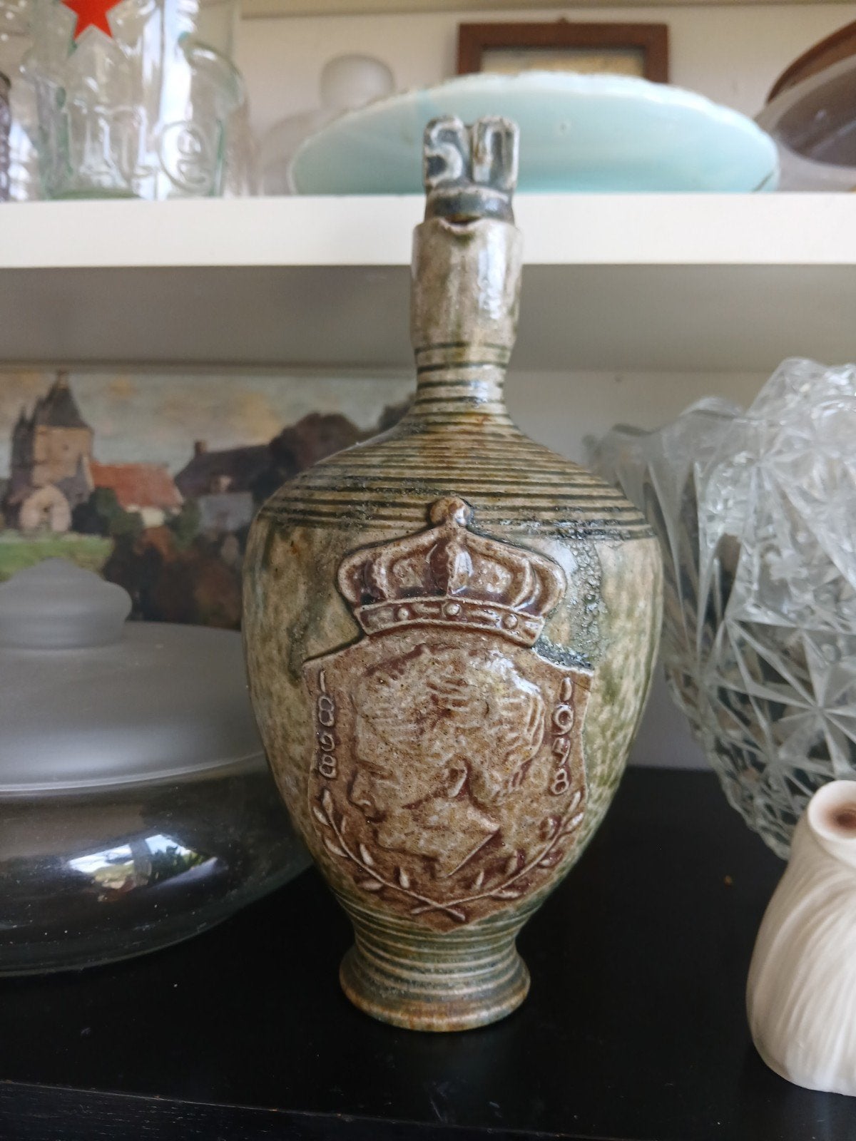 Antieke aardewerken fles met reliëfdecoratie, Ophalen
