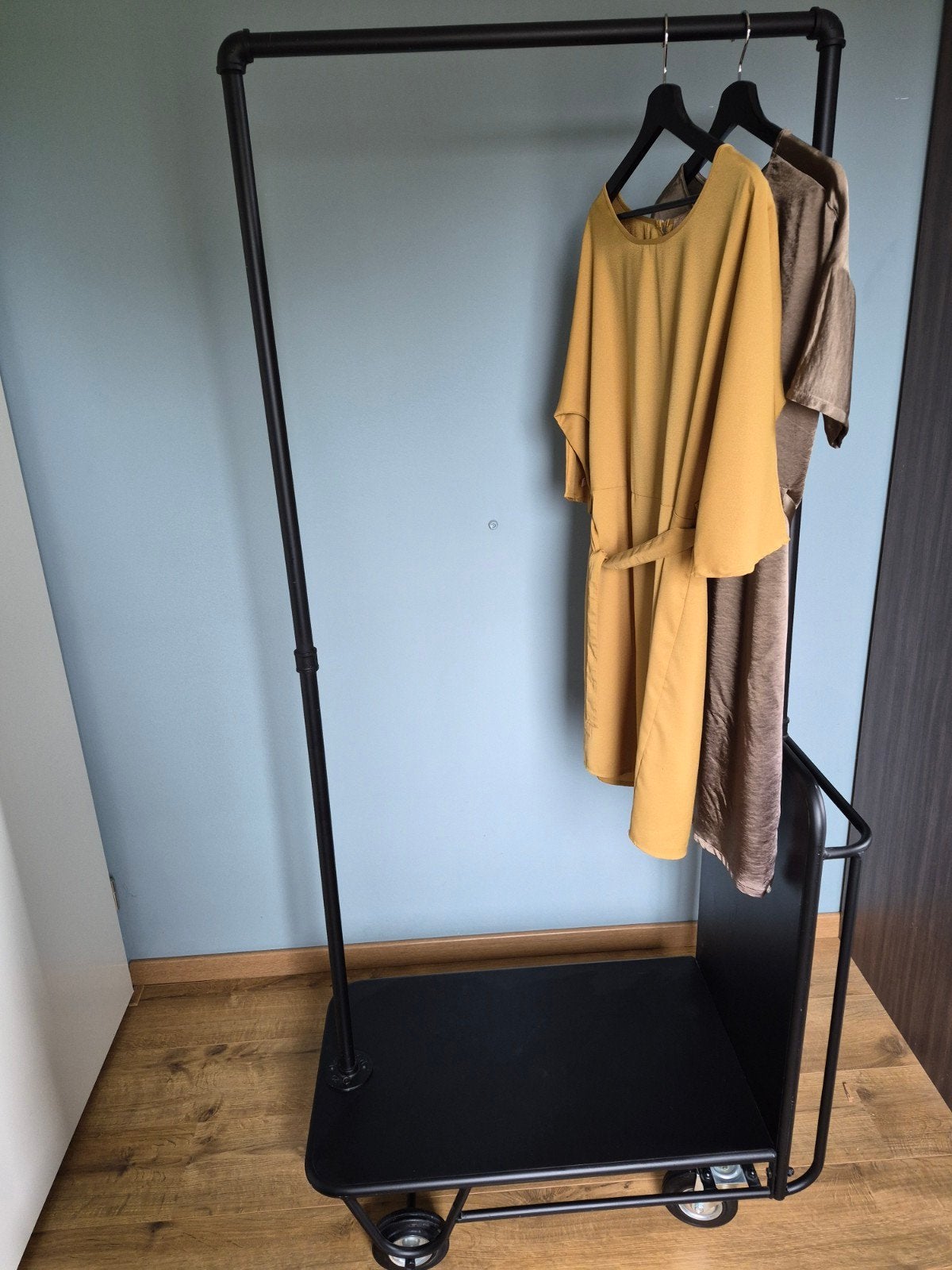 Kledingrek Dirkje zwart ijzer op wielen 180 cm, Kleding | Dames, Ophalen of Verzenden, Met wielen, Zo goed als nieuw