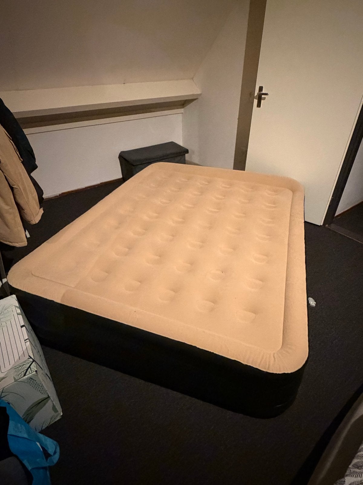 2-persoons opblaasbaar matras met ingebouwde pomp, Ophalen of Verzenden, Ingebouwde pomp, Zo goed als nieuw, 2-persoons