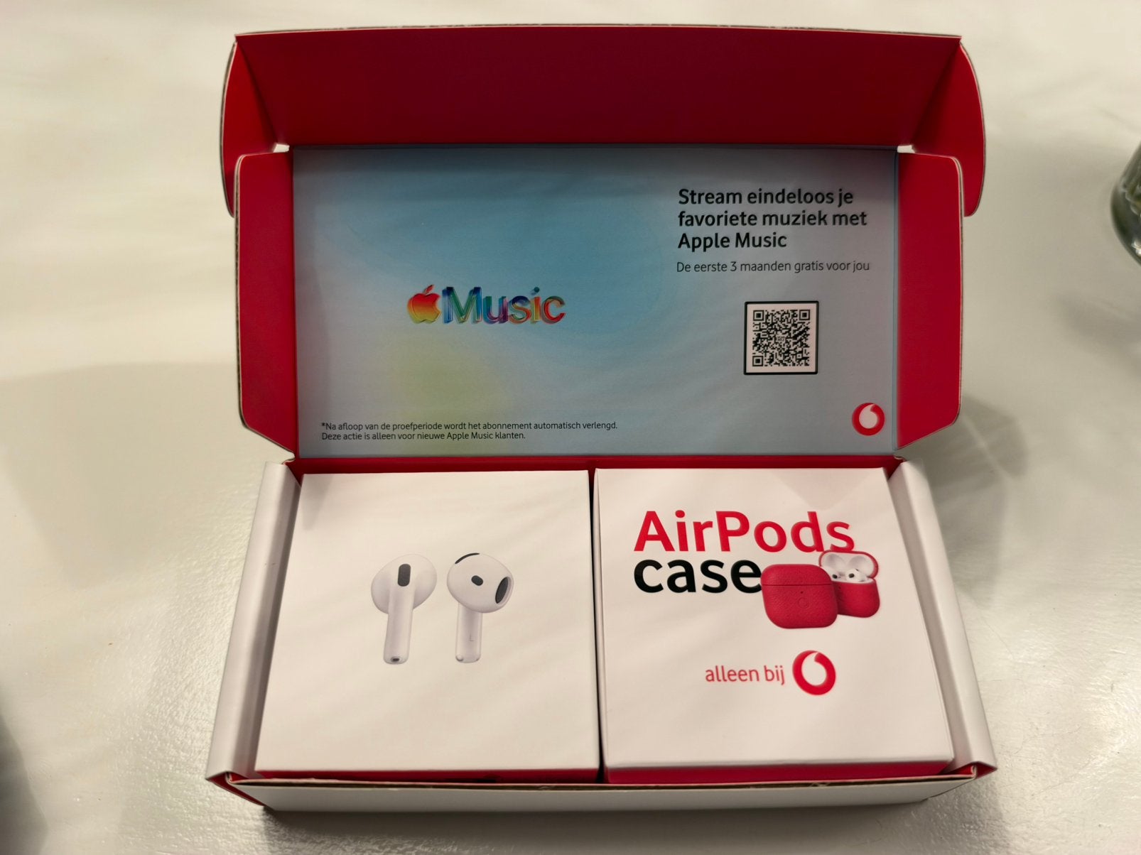 AirPods 4 met exclusieve rode case (Nieuw in doos), In-ear, Bluetooth, Nieuw, Ophalen of Verzenden