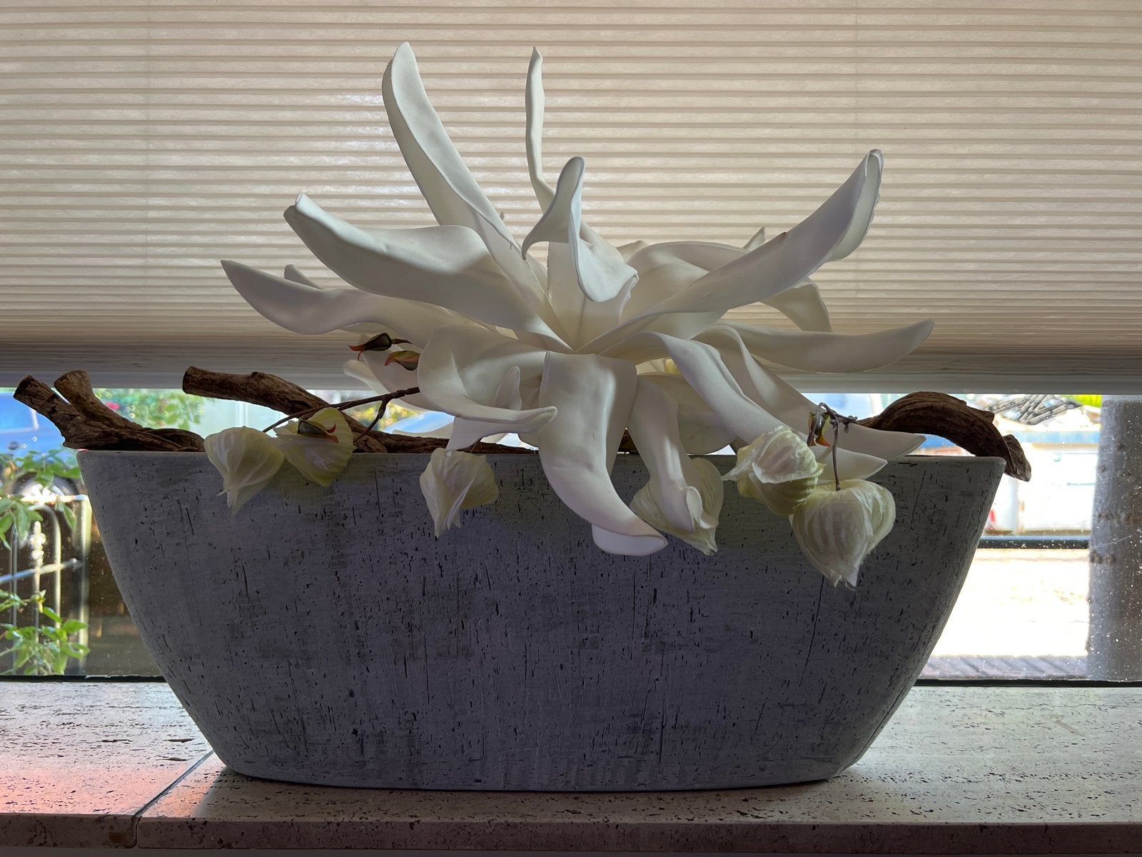 Decoratieve schaal met kunstbloemen en takken, Ophalen, Gebruikt, Modern, Wit