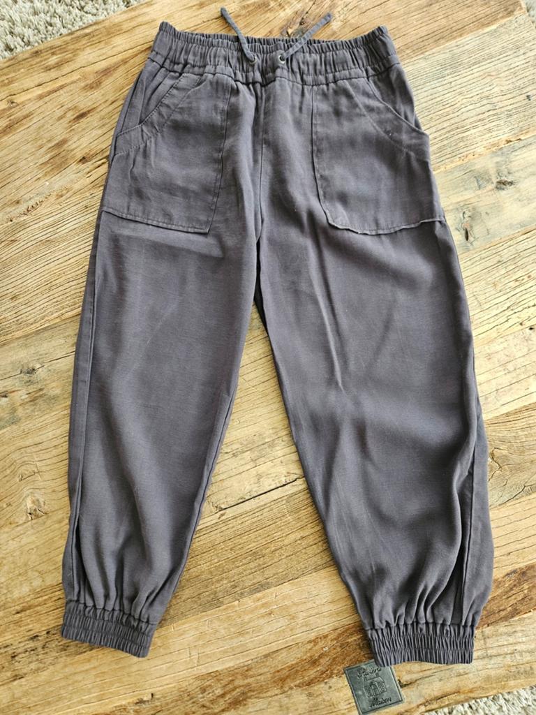 Comfortabele grijze kinderbroek met elastische taille, Kinderen en Baby's, Kinderkleding | Maat 128, Broek, Meisje, Ophalen of Verzenden
