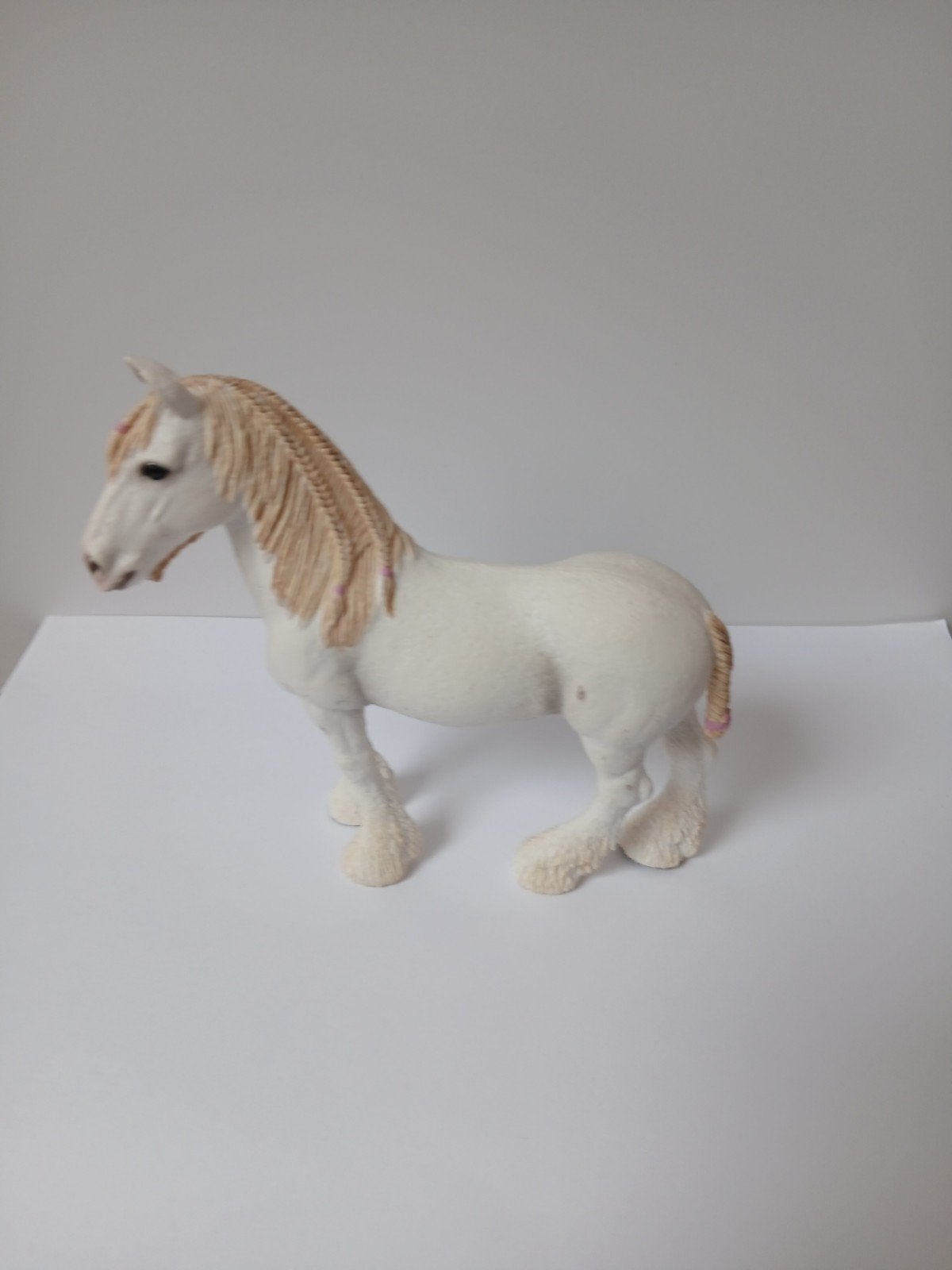 Schleich paard - Wit trekpaard met gevlochten manen, Ophalen of Verzenden, Zo goed als nieuw