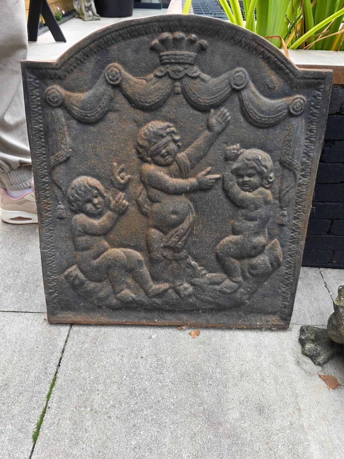 Antieke gietijzeren haardplaat met putti-decoratie, Ophalen