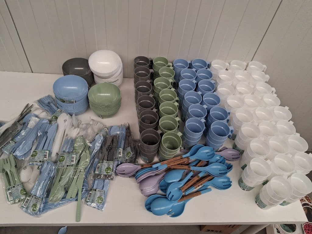 camping- en strandservies Grote partij nieuw  115 setjes, Servies, Nieuw, Ophalen of Verzenden, Wederverkoop