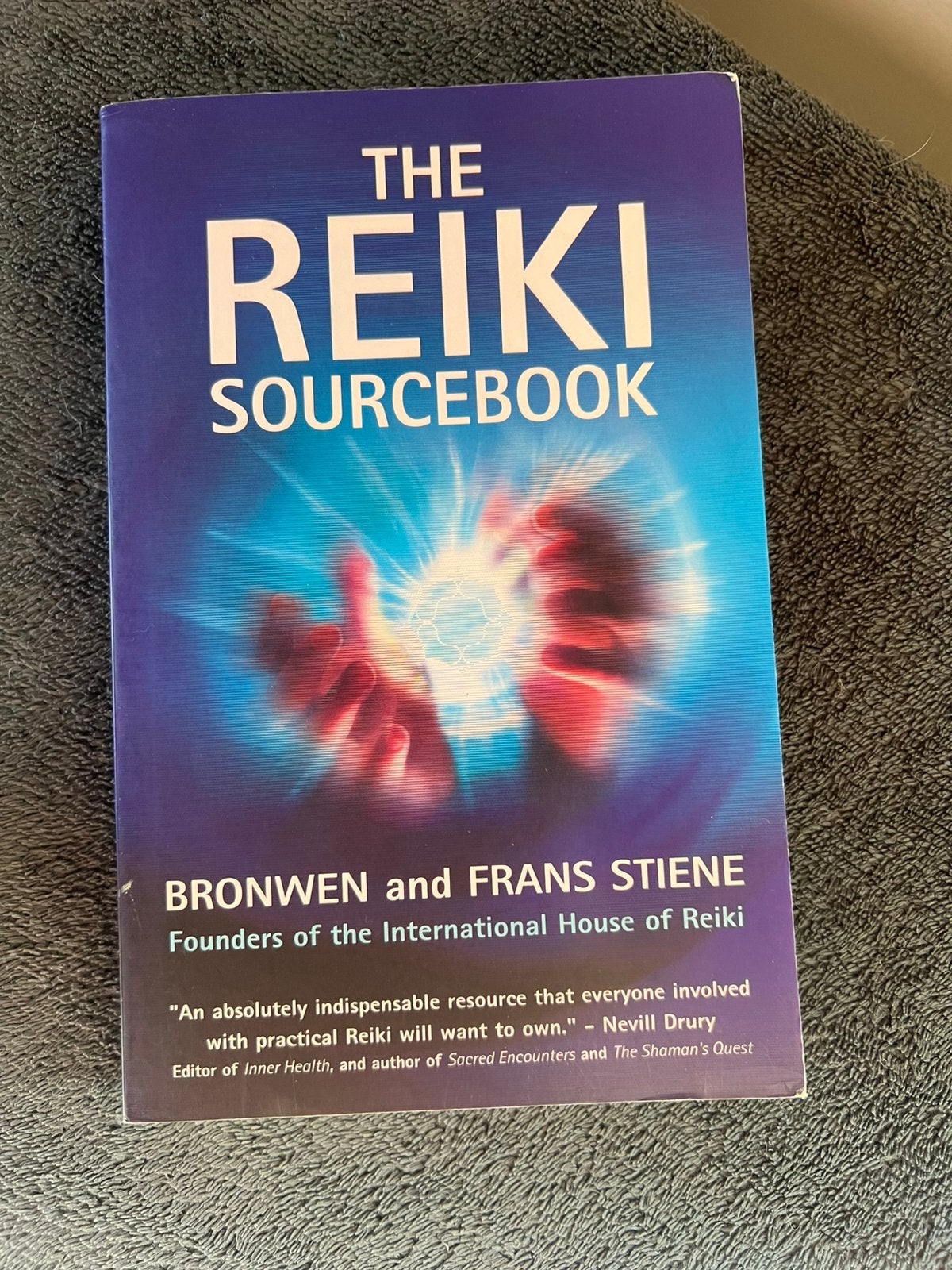 The reiki sourcebook Bronwen and Frans Stiene, Boeken, Ophalen of Verzenden, Nieuw, Spiritualiteit algemeen, Achtergrond en Informatie
