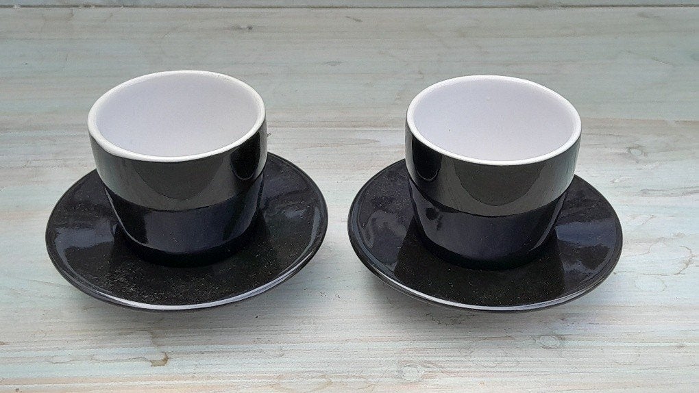 2 espressokop-en schoteltjes zwart/wit Sagaform, Huis en Inrichting, Keuken | Servies, Gebruikt, Ophalen of Verzenden, Overige stijlen