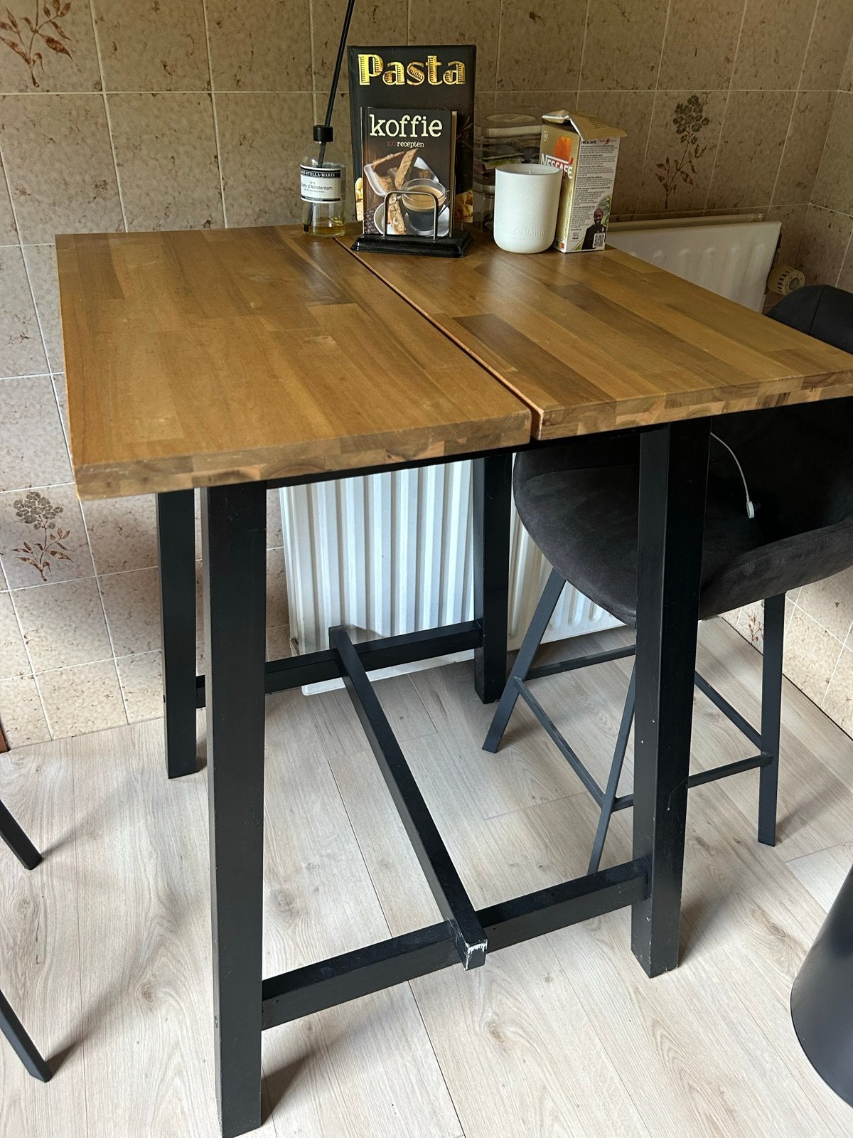 Stevige Bartafel met Houten Blad en Zwart Metalen Frame, Ophalen, Gebruikt, 100 tot 150 cm, Eikenhout