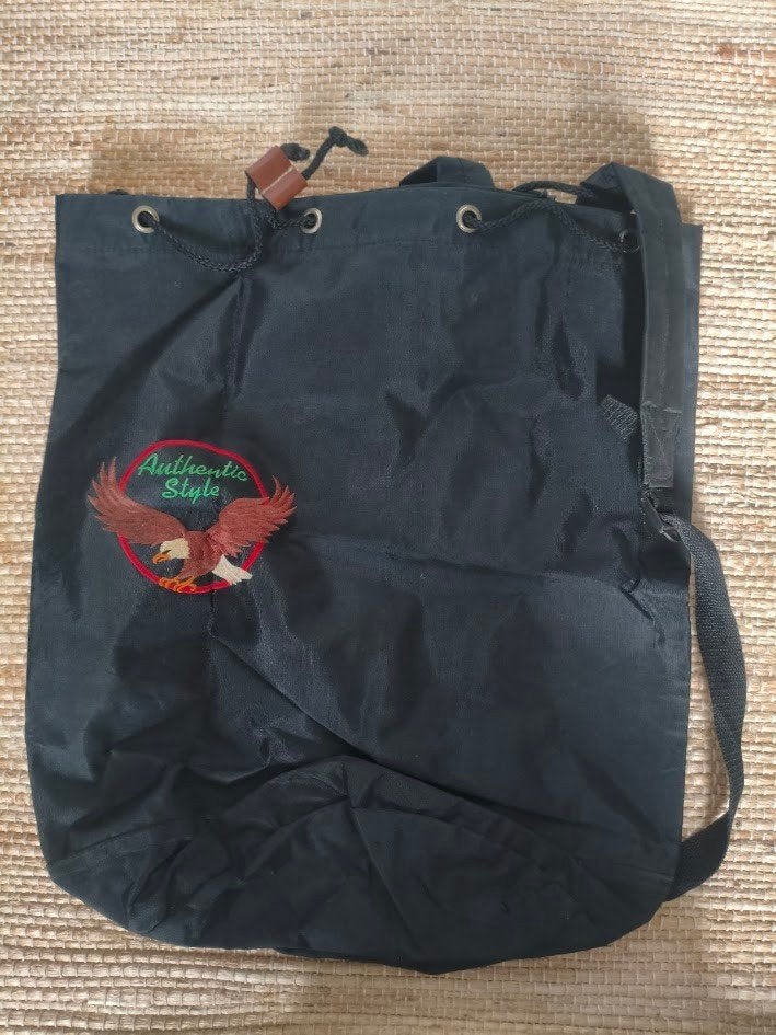 Zwarte verstelbare rugtas met adelaar opdruk en trekkoord, 40 cm of meer, Ophalen of Verzenden, Zo goed als nieuw, Trekking
