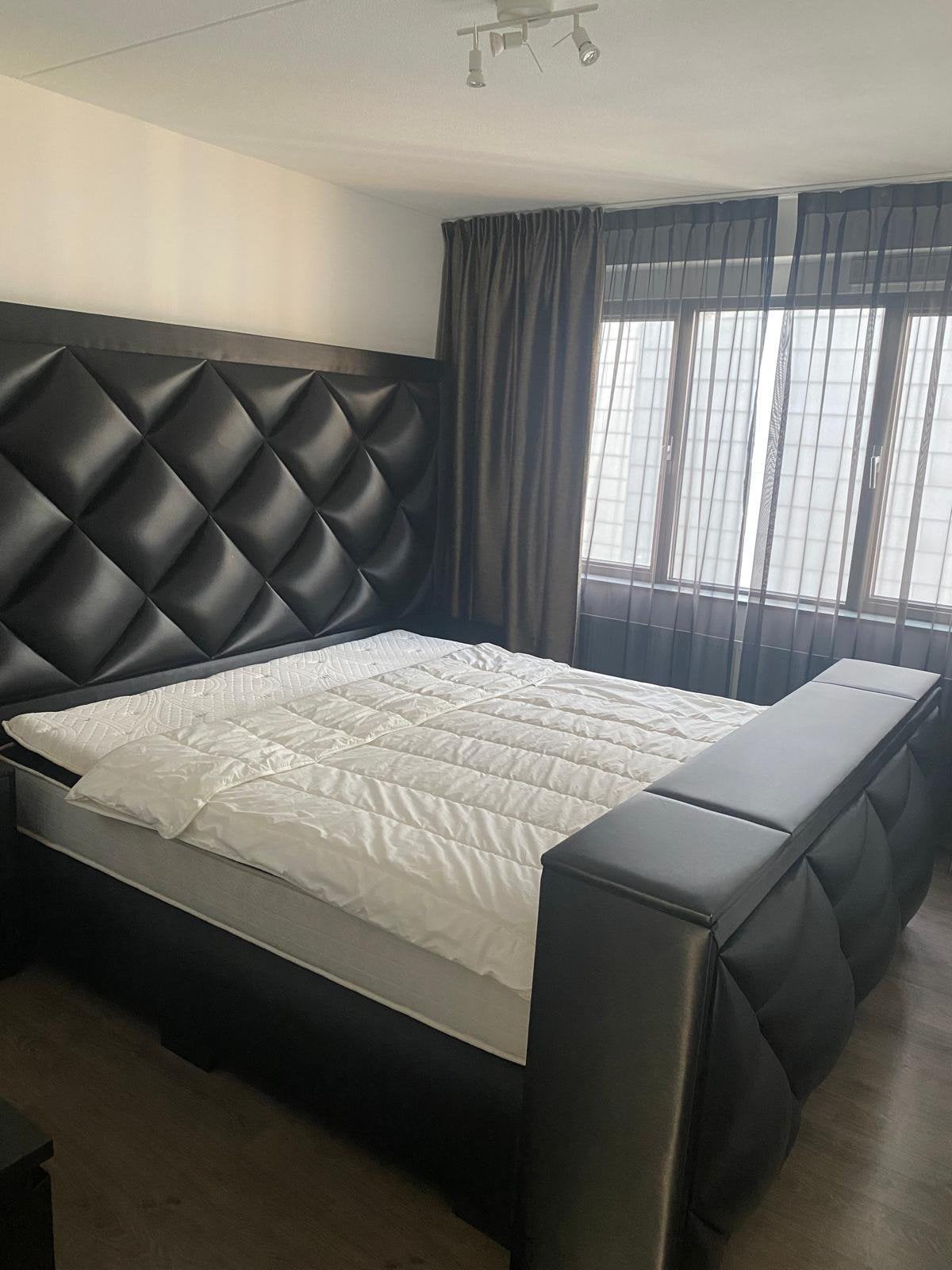 Bed met tv lift, Ophalen, Gebruikt, Zwart, Luxe