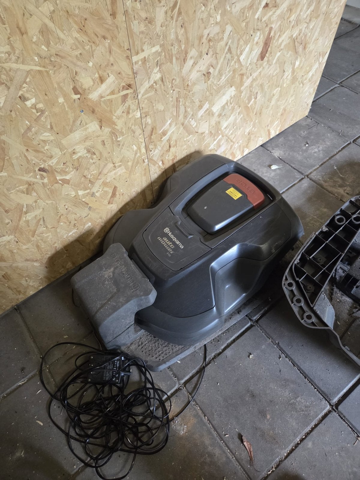 Husqvarna Automower 310 robotmaaier-Compleet & Goed werkend, Tuin en Terras, Ophalen, Zo goed als nieuw, 20 tot 25 cm