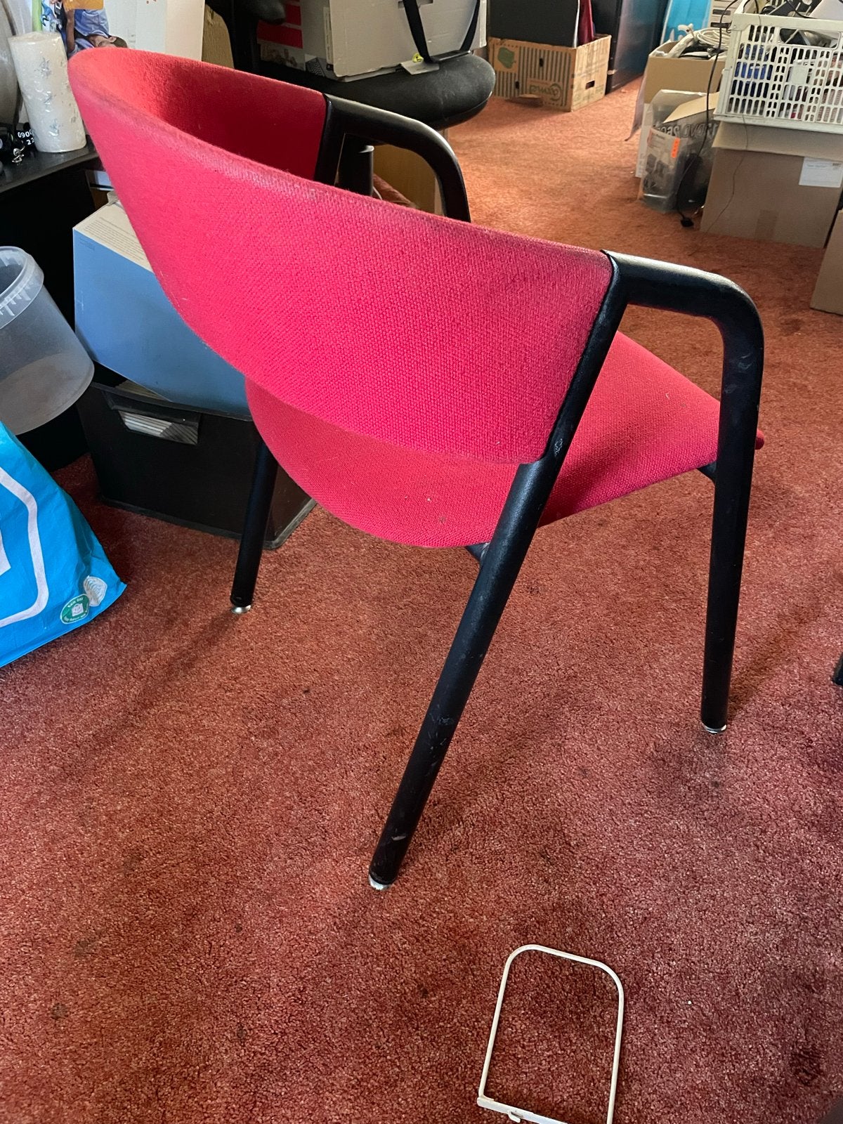 4 x Comfortabele rode stoel met zwart frame, Ophalen, Gebruikt, Metaal, Eén