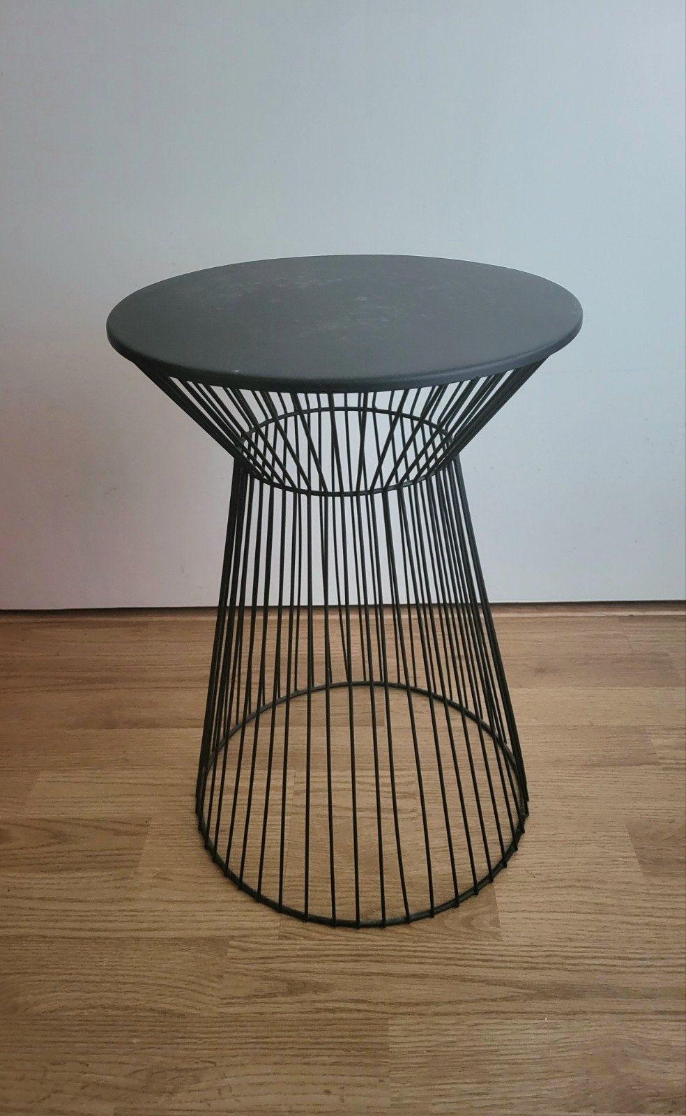 Zwart bijzettafel met gebruikerssporen, Ophalen, Rond, Metaal of Aluminium