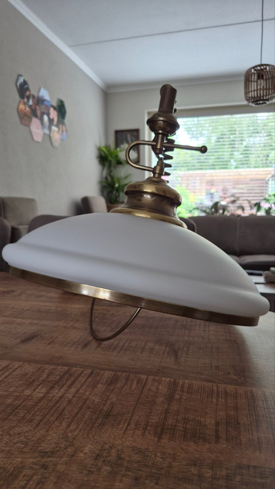 Vintage plafondlamp met opaalglas en messing details, Ophalen