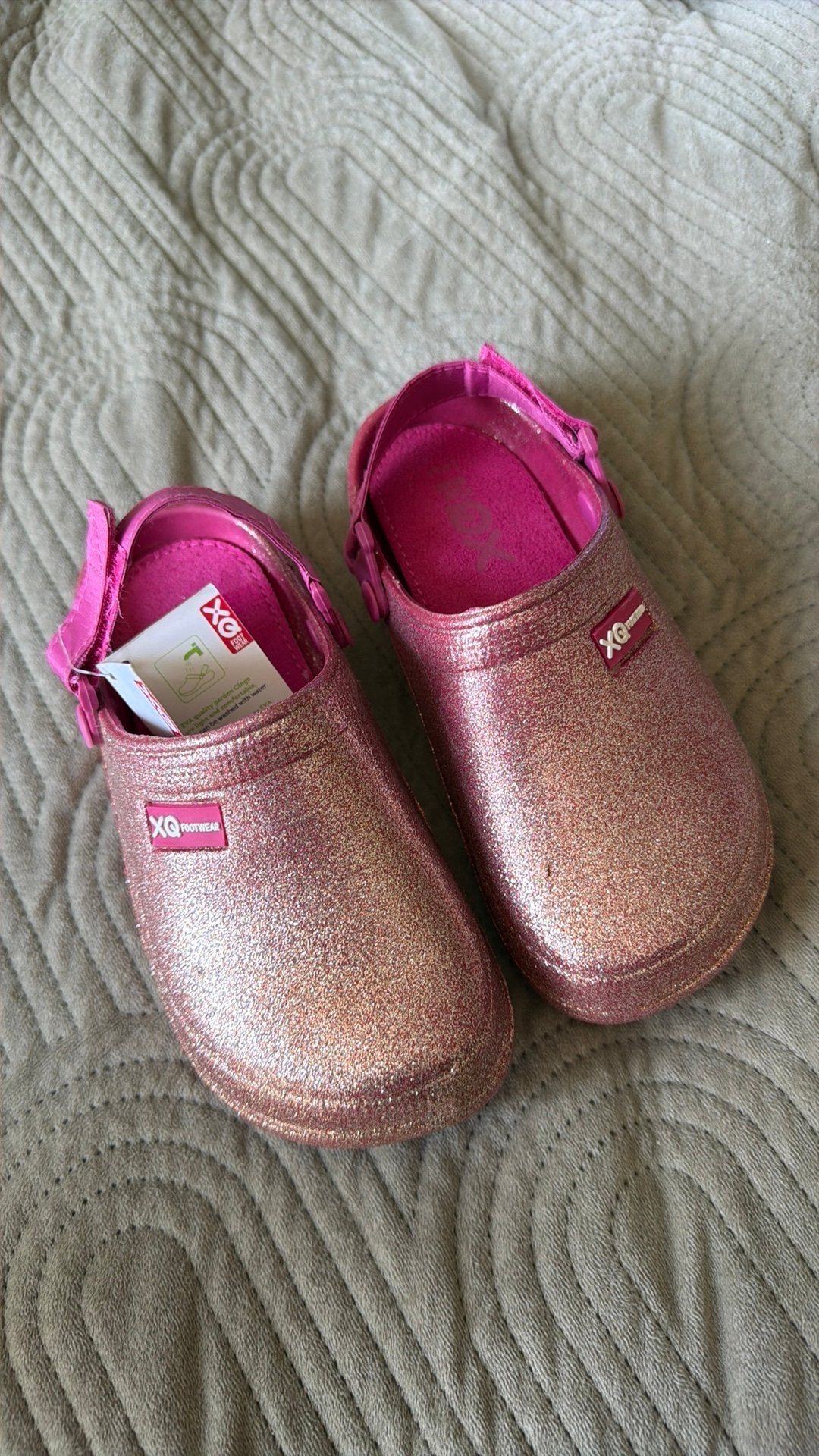Mooie glitter ‘crocs’ van het merk XQ, Meisje, Overige typen, Nieuw, Ophalen of Verzenden