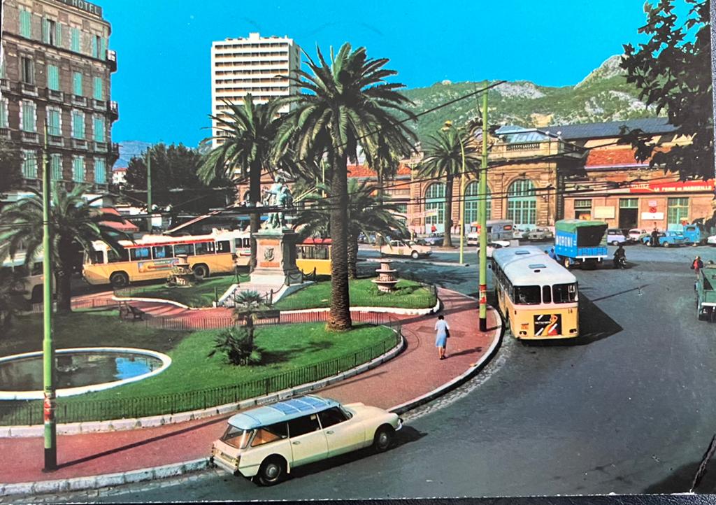 Ansichtkaart met Auto Citroën DS in Toulon Frankrijk, Verzamelen, Ansichtkaarten | Themakaarten, Ophalen of Verzenden, 1960 tot 1980