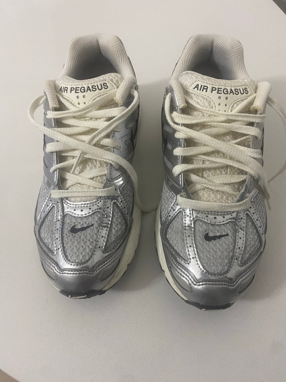 Nike Air Pegasus 2005 - Zilveren Sneakers, Kleding | Dames, Ophalen of Verzenden, Zo goed als nieuw, Overige kleuren, Sneakers of Gympen
