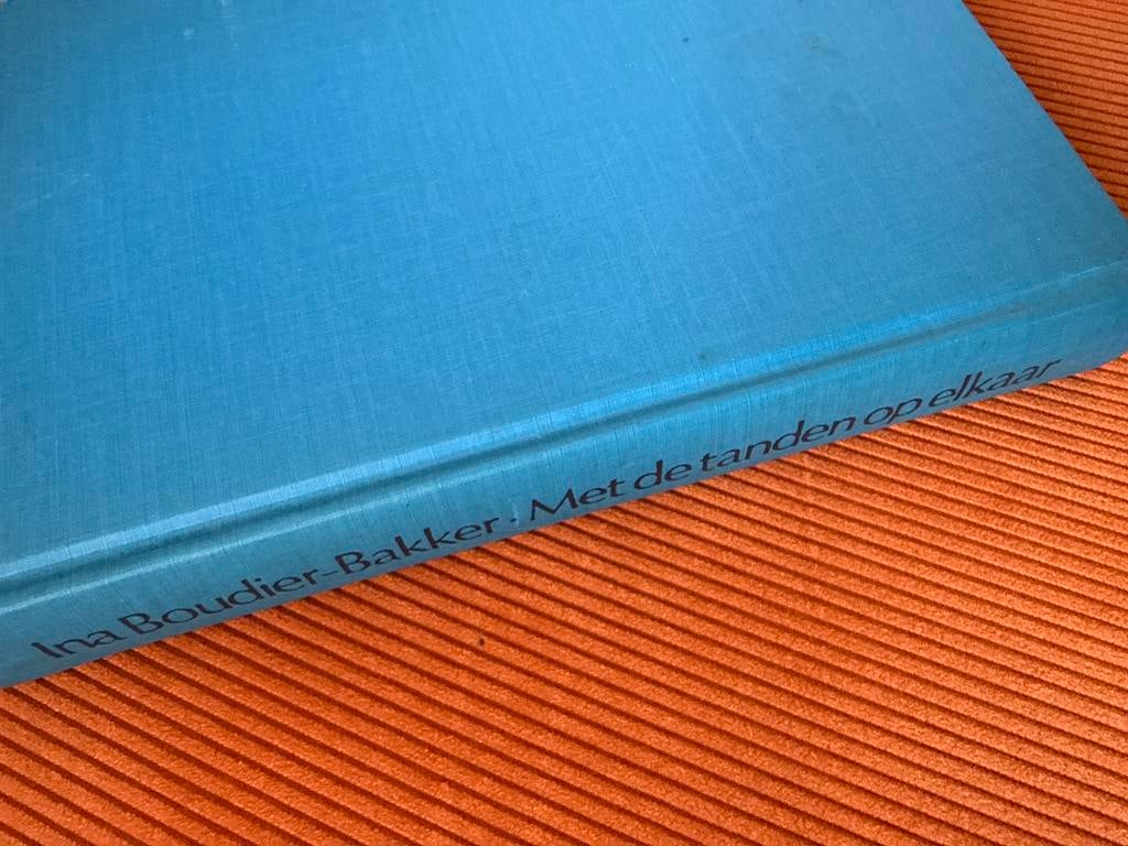 Met de tanden op elkaar - Ina Boudier-Bakker (1975), Boeken, Ophalen of Verzenden, Tweede Wereldoorlog, Gelezen, Algemeen
