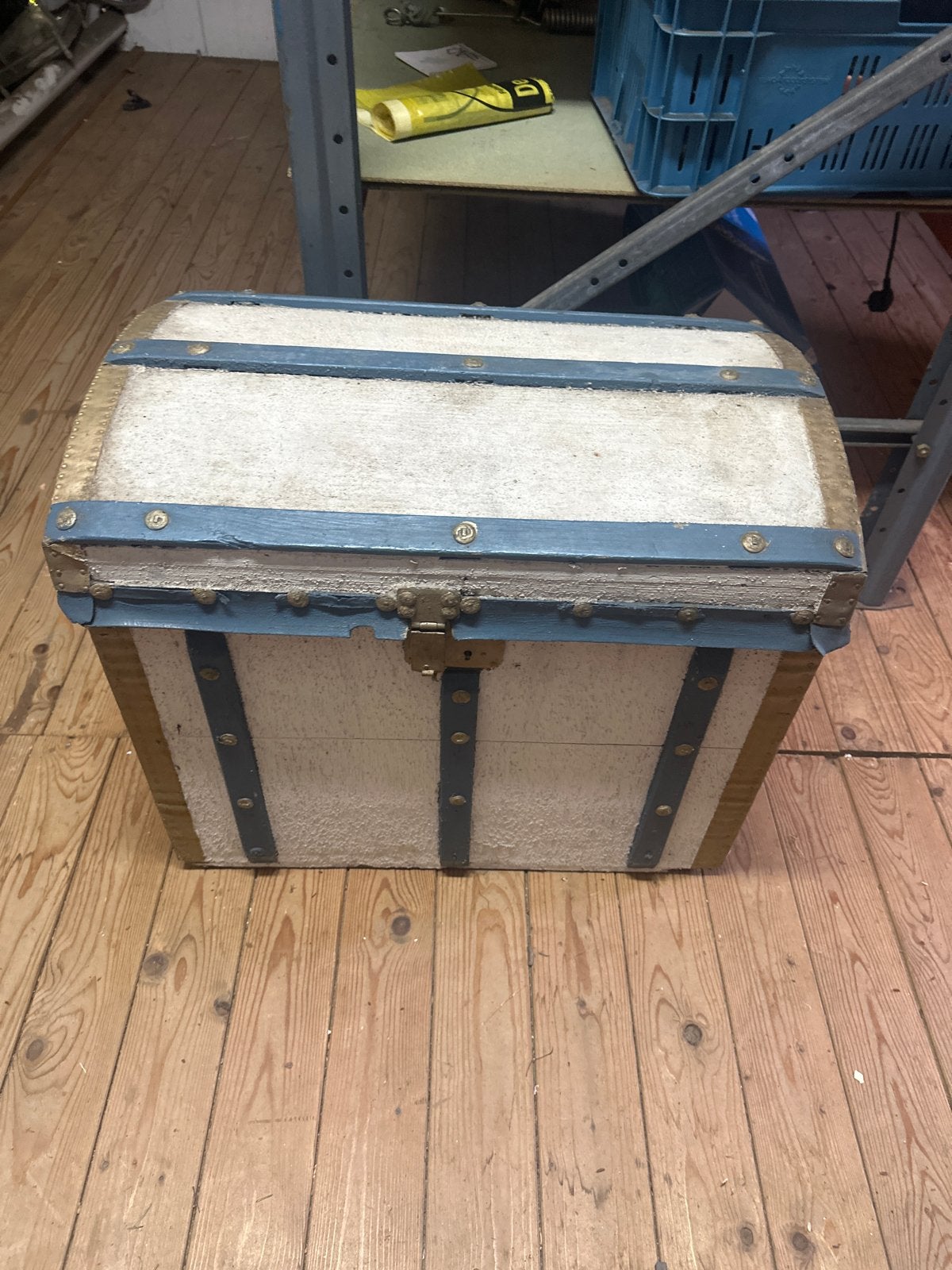 Vintage houten kist met metalen banden, 50 – 75, Gebruikt, 50 tot 100 cm, Ophalen of Verzenden