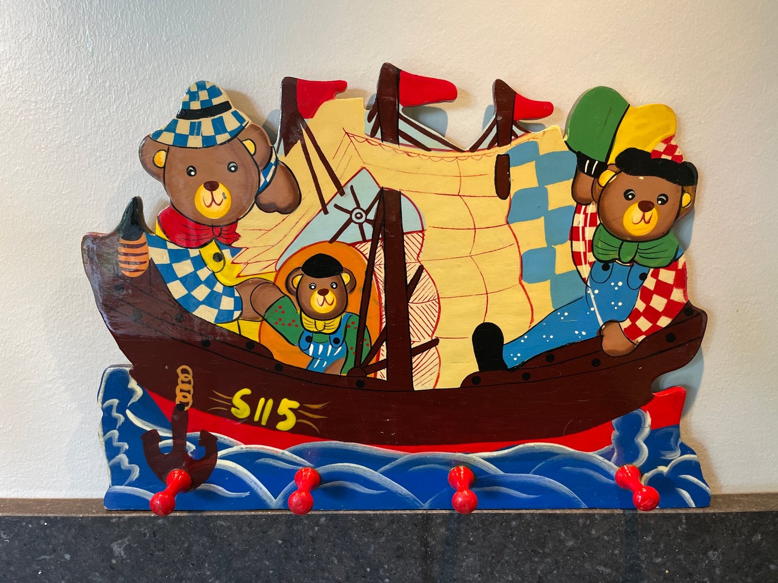 Leuke houten kapstok met beren in boot, 4 haakjes, Gebruikt, Overige merken, Ophalen of Verzenden, Kapstokje