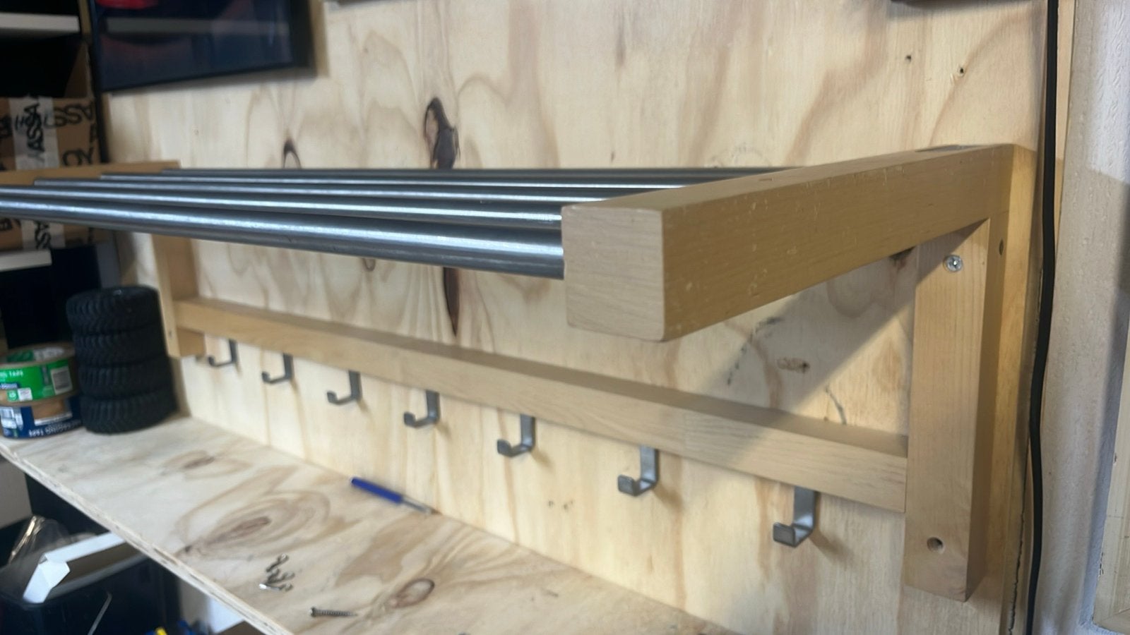 Z.G.A.N. Blank houten wandkapstok met RVS haken en rek, Wandkapstok, Ophalen of Verzenden, Zo goed als nieuw, Minder dan 100 cm