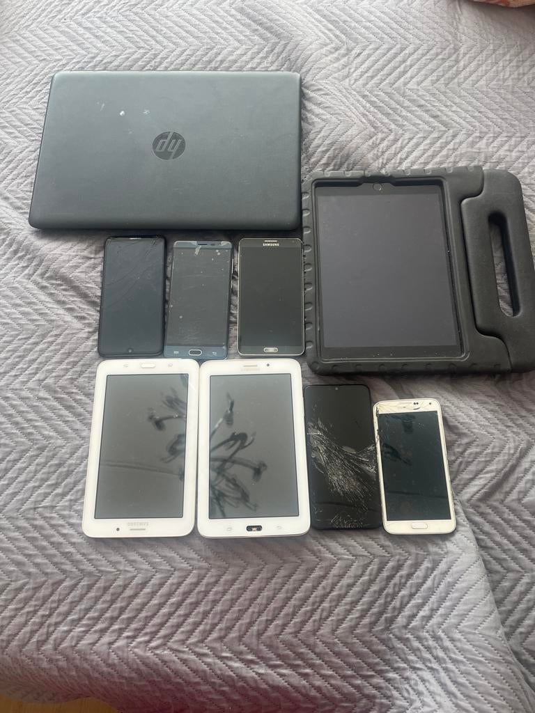 Een verzameling telefoons, tablets, iPads, Ophalen of Verzenden, Gebruikt, 15 inch, Onbekend