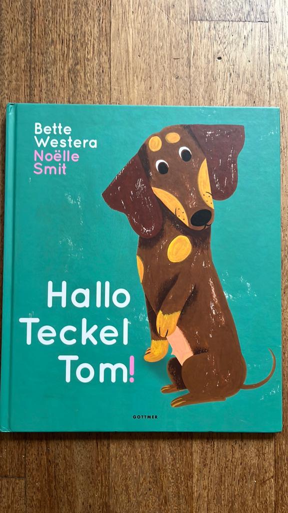Bette Westera - Hallo Teckel Tom, Ophalen of Verzenden, Zo goed als nieuw, Bette Westera